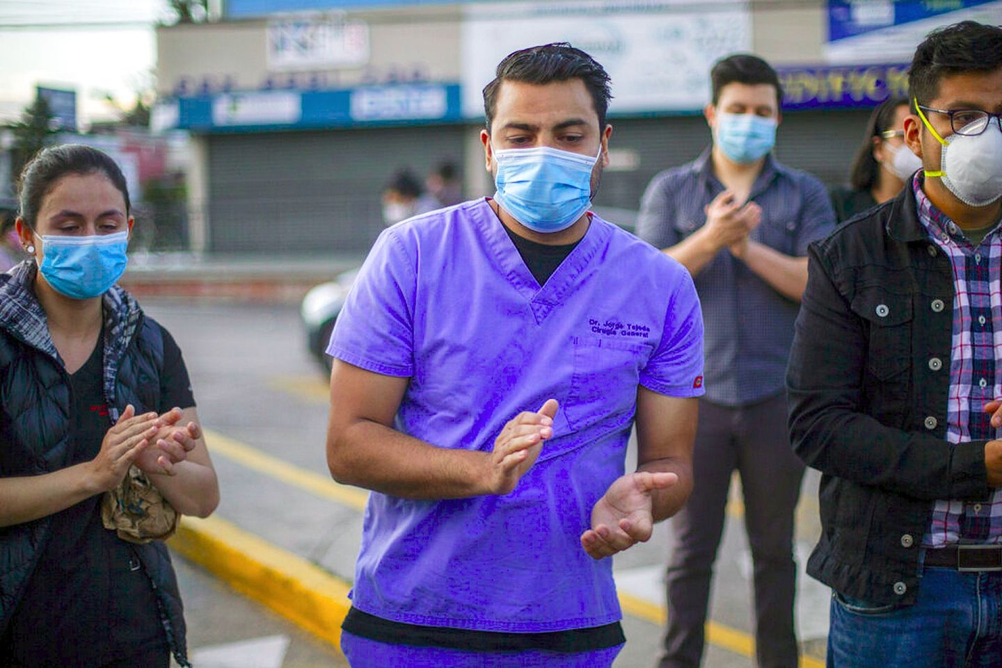 危地马拉新冠肺炎疫情：图为7月11日，几名医生在危地马拉市向他们死去的同事表示敬意。（AP）