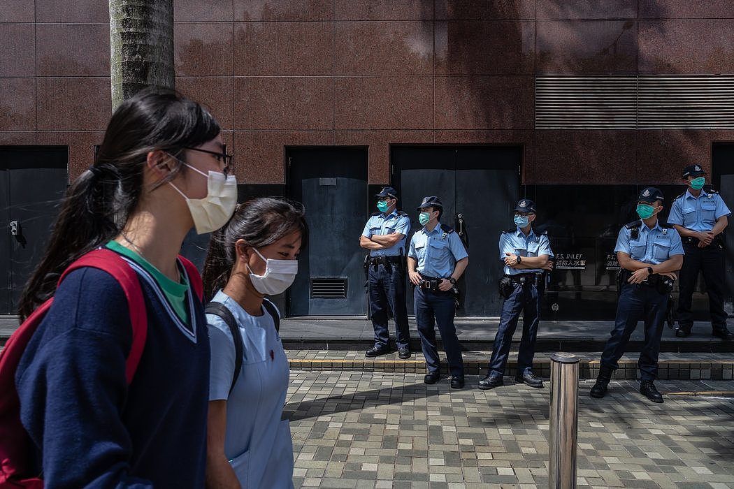 上个月，在反对中国国安立法的民主抗议活动期间，警察对在校生进行严密监视。