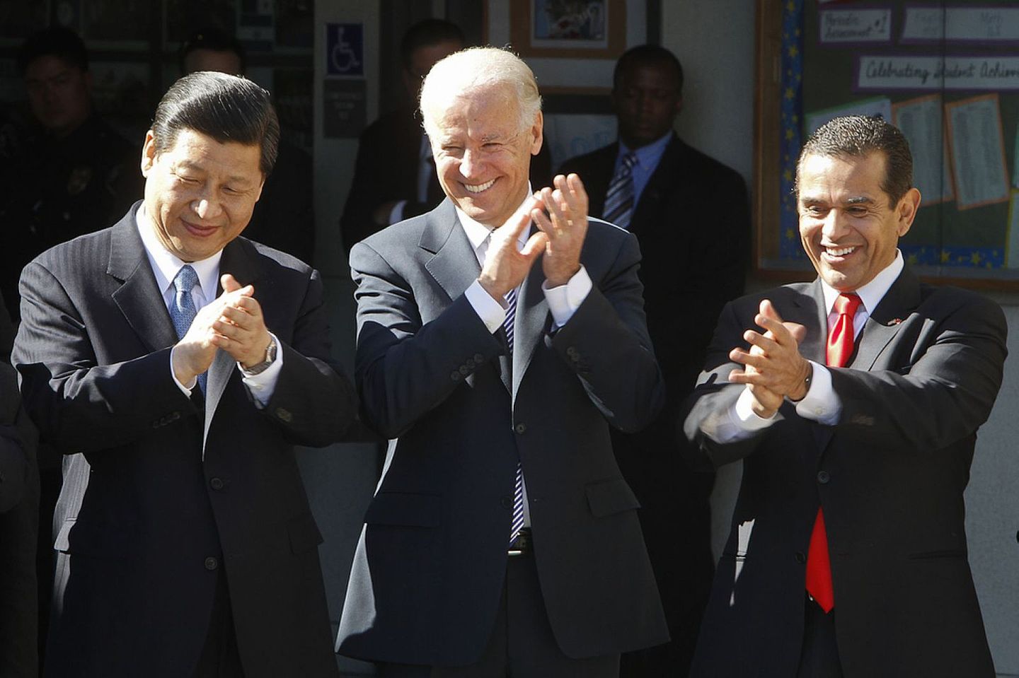 2012年2月，中国时任国家副主席习近平（左）与美国时任副总统拜登（中）在美国洛杉矶共同参观国际研究学习中心。（Reuters）