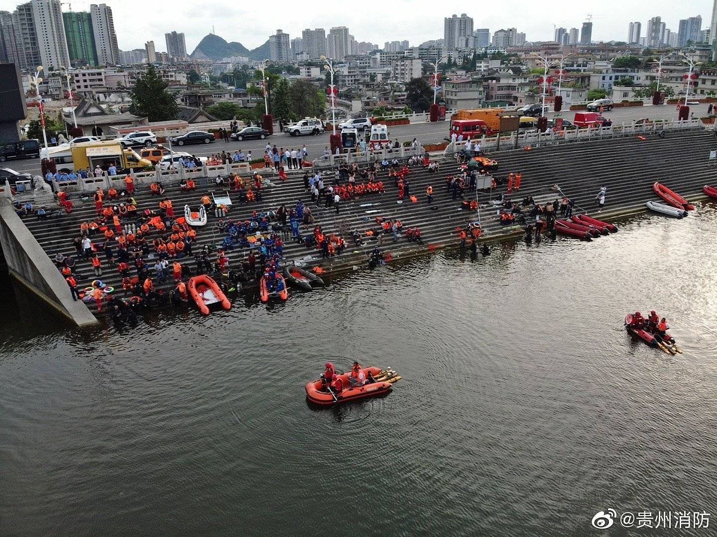 中国官方通报显示，贵州安顺公交坠湖事件排除机械故障等，强调了司机“生活不如意”以及其生前对承租公租房被拆的不满。（微博@贵州消防）
