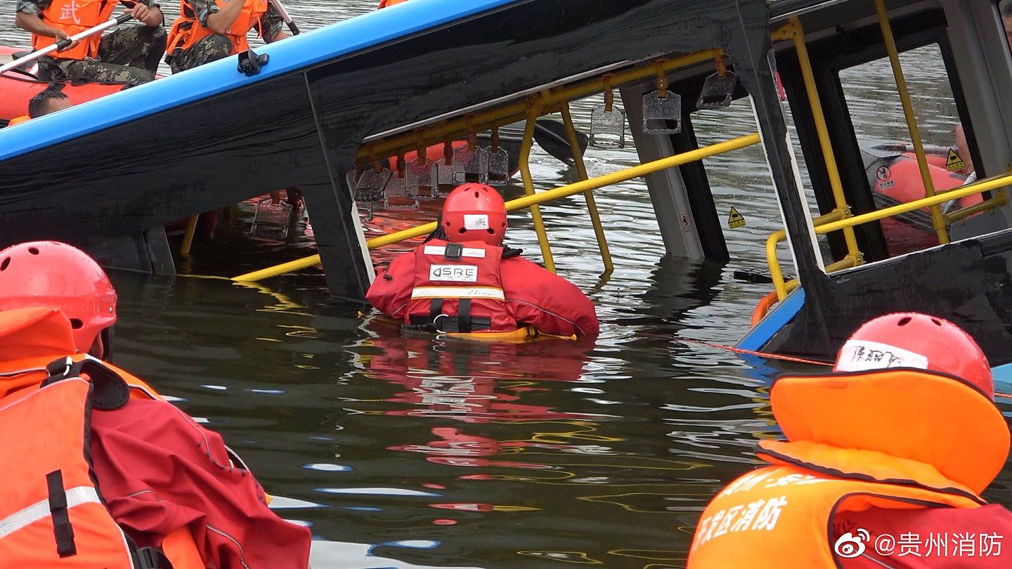 贵州安顺市公交坠湖事件造成21人死亡、15人受伤，其中有多名当天参加中国2020年高考的考生。（微博@贵州消防）