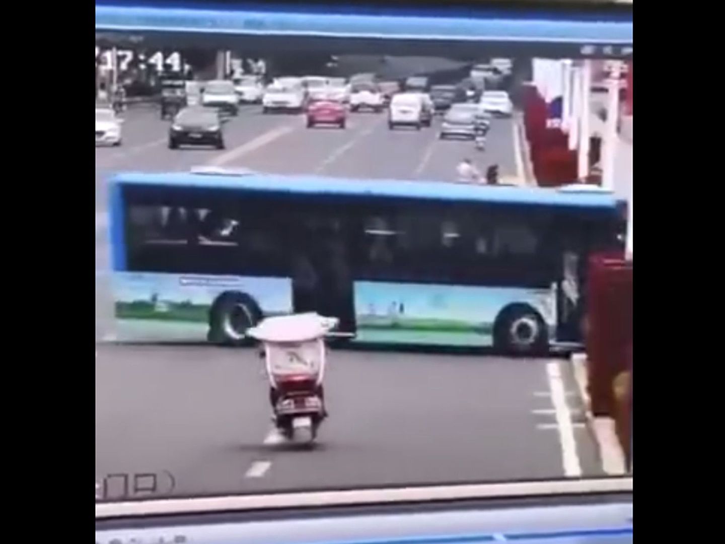 2020年7月7日，贵州安顺一辆载着30多人的公交车撞坏道路护栏，冲进虹山水库，图为道路监控拍摄到的内容。（微博@梨视频）