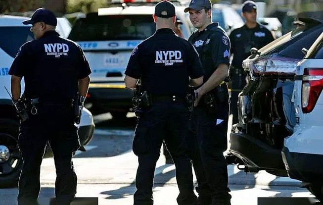 怕被投诉！纽约警察执法缩手缩脚，反遭黑人嫌犯锁喉 15小时15起枪案，男子华人区被枪爆头...（组图） - 15