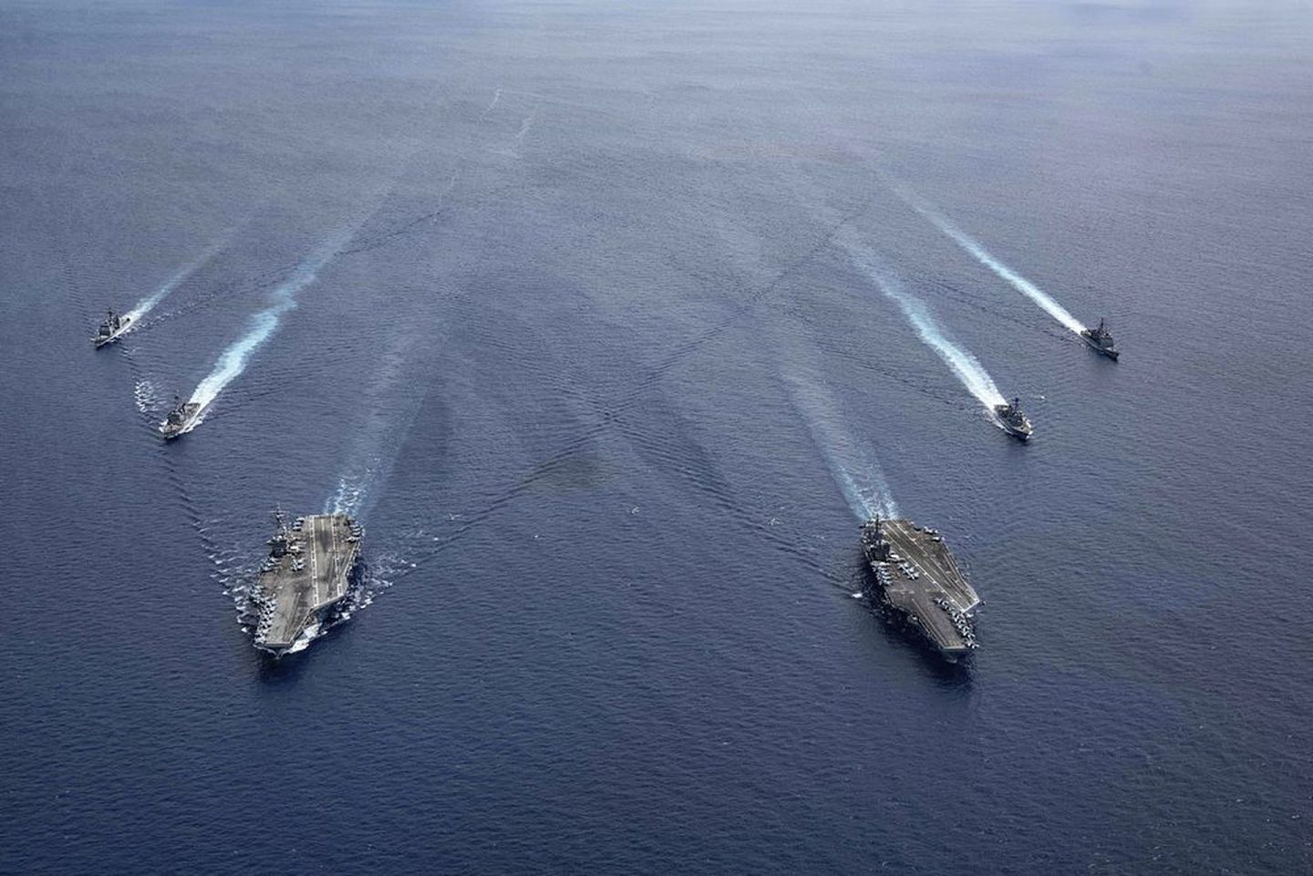 美国“尼米兹”号航母战斗群与“里根”号航母战斗群7月初曾赴南中国海海域展开军事演习。（AP）