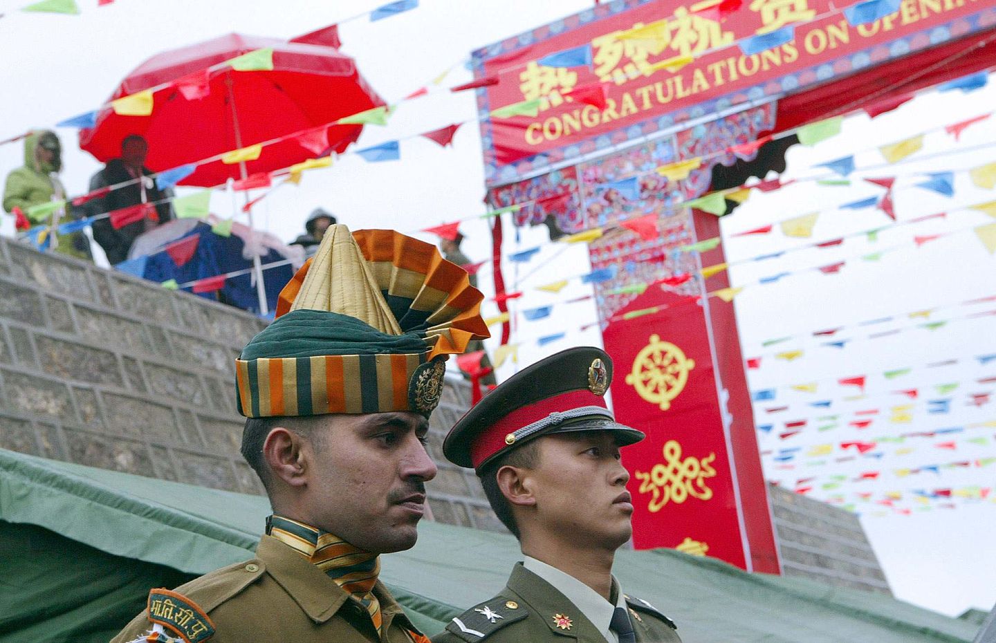 中国曾长期是印度第一大贸易伙伴，直到2019年才被美国超过，同时中国还是印度第一大进口目的地、第三大出口目的地、最大的贸易逆差国。图为2006年7月6日中印乃堆拉山口边边境贸易通道开通仪式。（AFP）