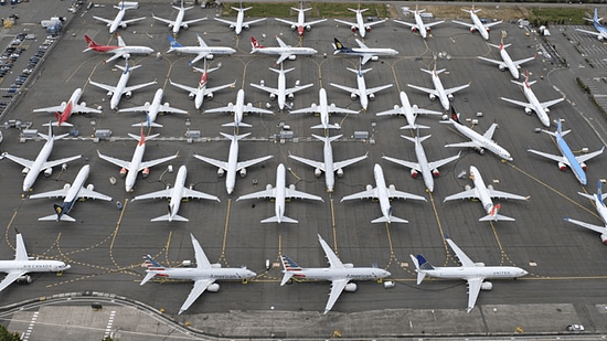 停飞的737MAX占满了波音兰顿工厂的停机场。