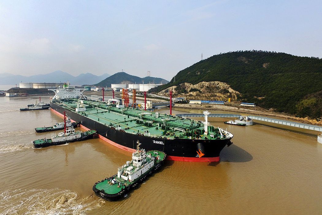 2018年，一艘装载着伊朗进口原油的油轮停靠在中国舟山港。