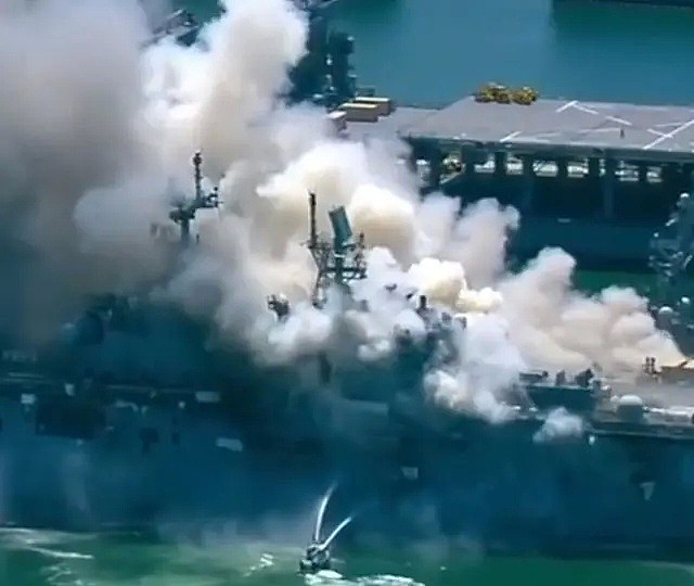 美国大型军舰突发火灾至少21伤，还发生爆炸，现场浓烟滚滚，美军已放弃救援坐等烧尽（视频/组图） - 1