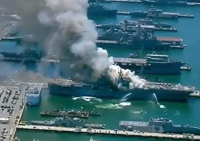 美国大型军舰突发火灾至少21伤，还发生爆炸，现场浓烟滚滚，美军已放弃救援坐等烧尽（视频/组图） - 3