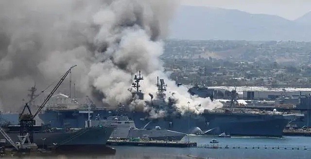 美国大型军舰突发火灾至少21伤，还发生爆炸，现场浓烟滚滚，美军已放弃救援坐等烧尽（视频/组图） - 6