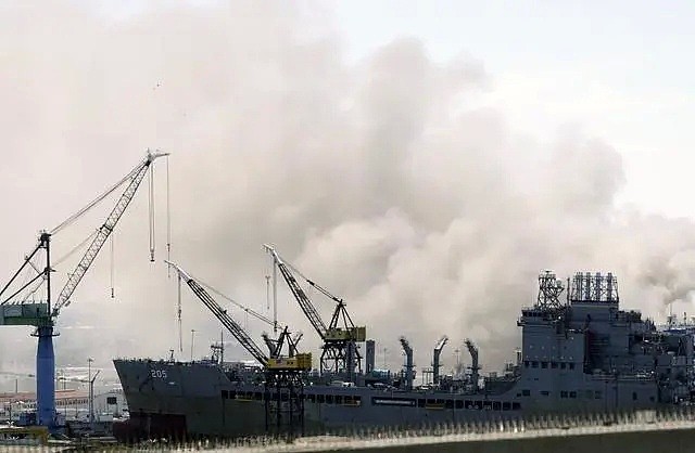 美国大型军舰突发火灾至少21伤，还发生爆炸，现场浓烟滚滚，美军已放弃救援坐等烧尽（视频/组图） - 5