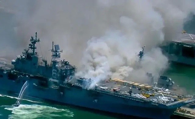 美国大型军舰突发火灾至少21伤，还发生爆炸，现场浓烟滚滚，美军已放弃救援坐等烧尽（视频/组图） - 10