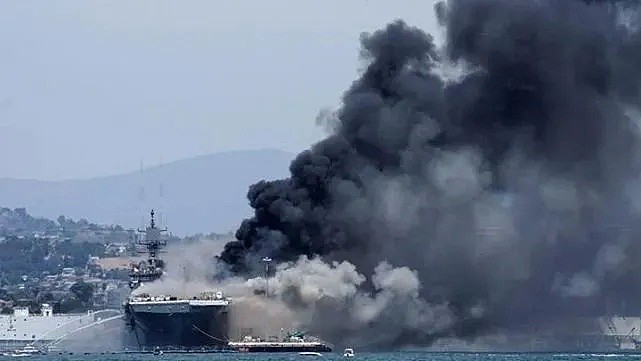 美国大型军舰突发火灾至少21伤，还发生爆炸，现场浓烟滚滚，美军已放弃救援坐等烧尽（视频/组图） - 11