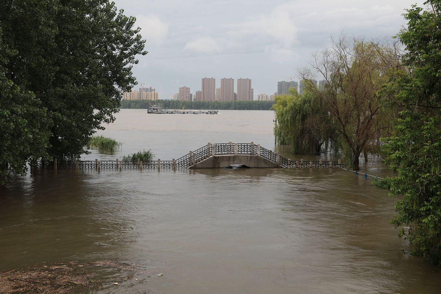 2020年07月07日，安徽安庆市由于连日强降雨，市区多处地方被淹。（人民视觉）