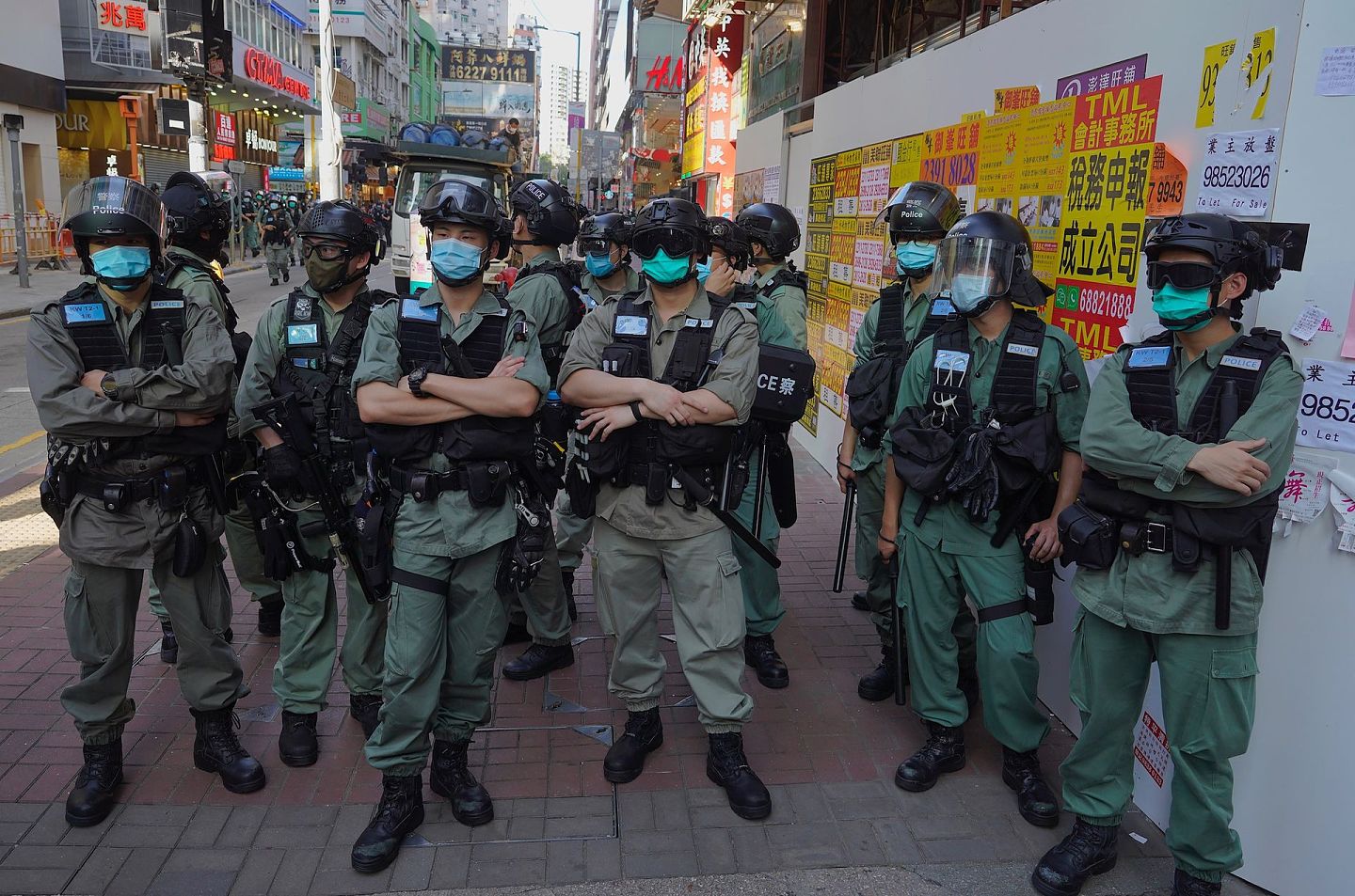 2020年6月28日，香港警察在抗议“港版国安法”的民主集会上执勤站岗。（AP）