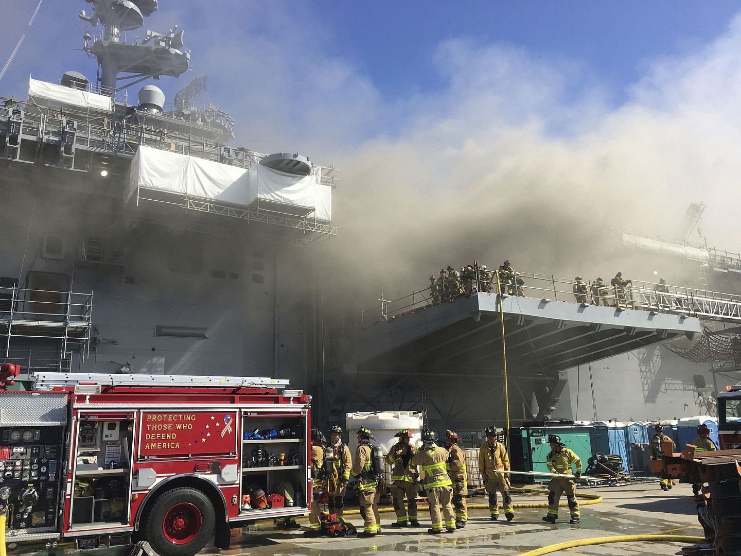 消防队员正在扑灭“理查德号”军舰上的大火。（AP）