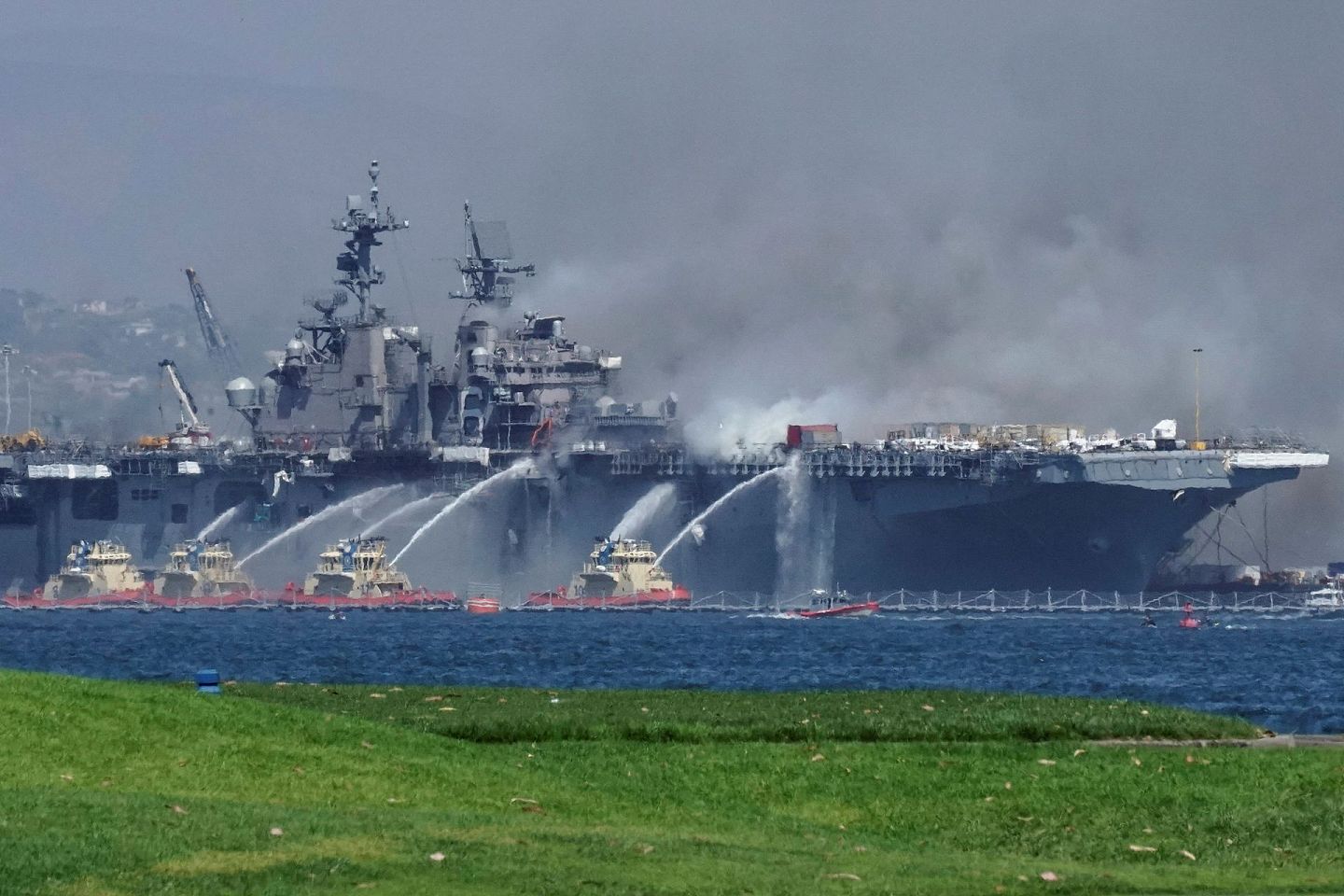 7月12日，美国海军两栖攻击舰“好人理查德”号起火冒烟。（Reuters）
