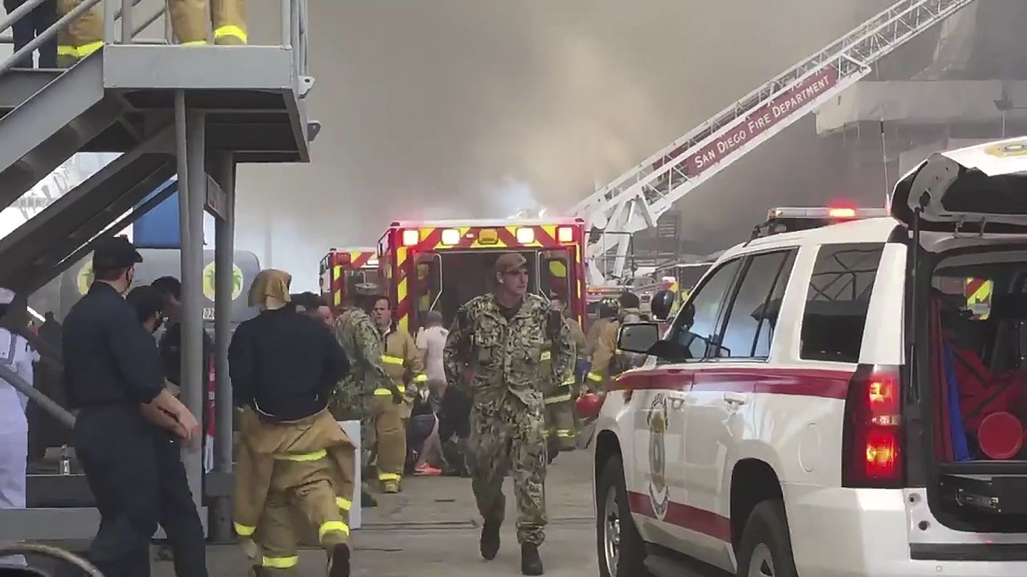 “好人理查德”号发生大火后，消防人员前往救援。（AFP）