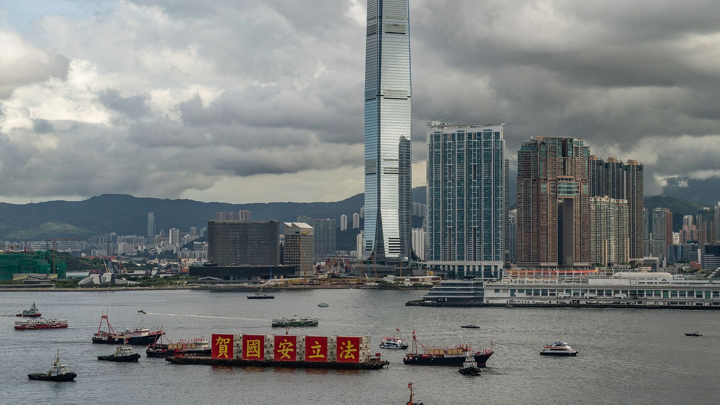 2020年7月1日，香港回归中国23周年，有人在维多利亚港展示“贺国安立法”的标语牌。（Getty）