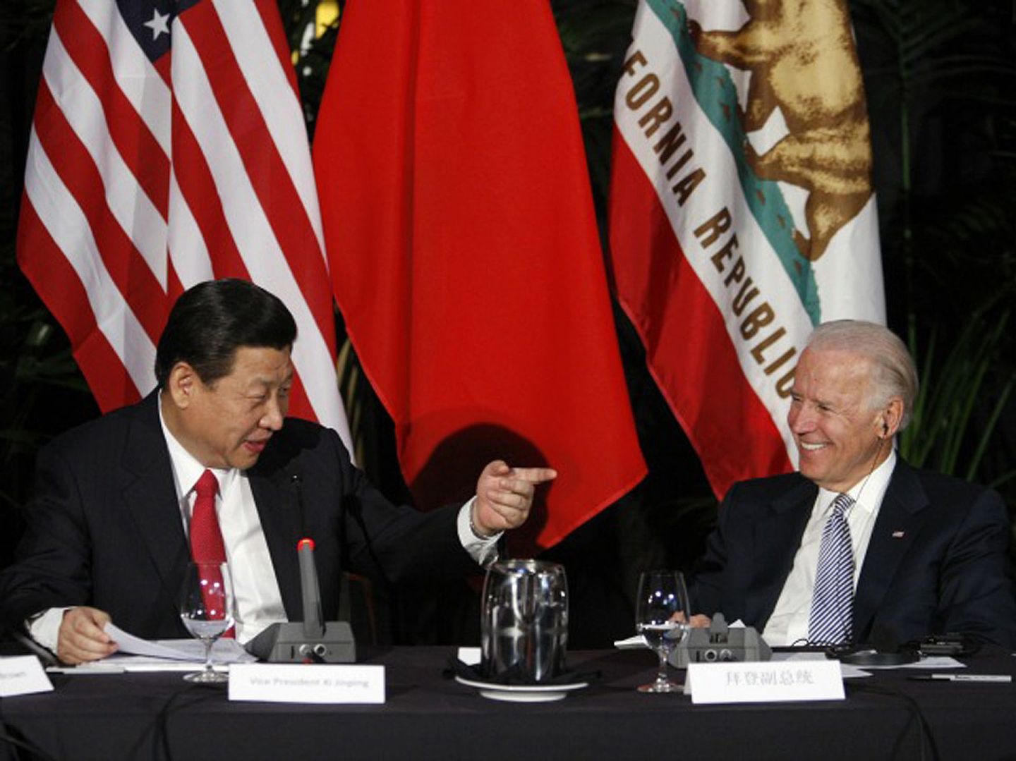 特朗普多次指责拜登（右）亲华，会出卖美国利益。图为2012年2月18日，习近平与拜登会面。（路透社）