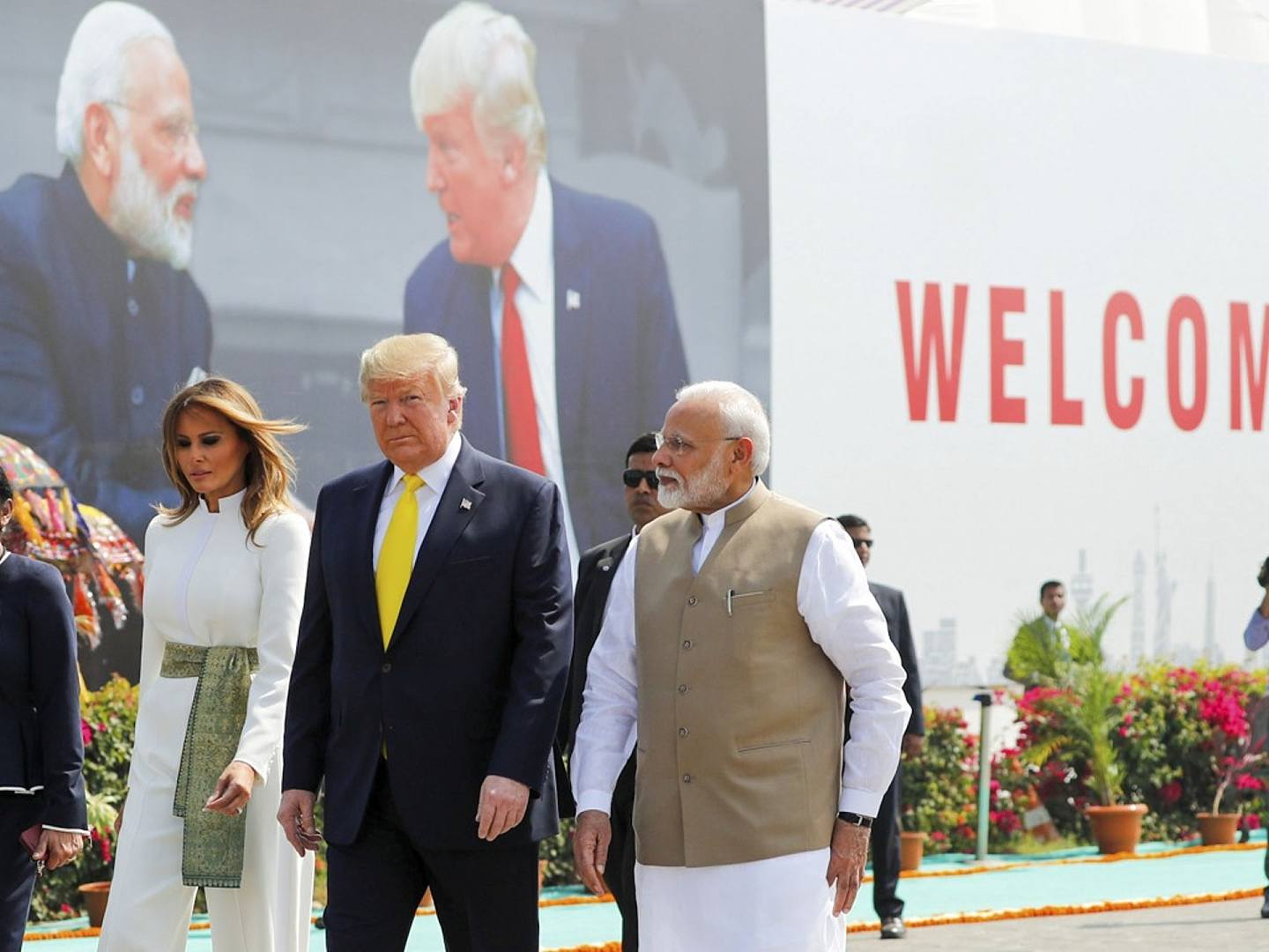 2月24日，美国总统特朗普和第一夫人梅拉尼娅（左）与印度总理莫迪（右）一起出席欢迎仪式。（Reuters）