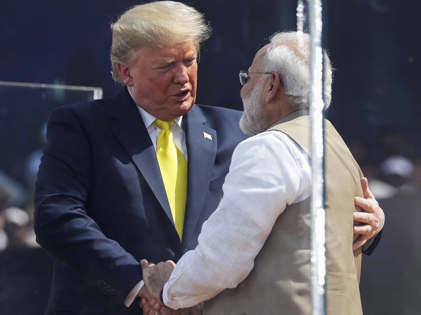 当地时间2月24日，特朗普（左）抵达印度艾哈迈达巴德，开始访印之旅。（Reuters）