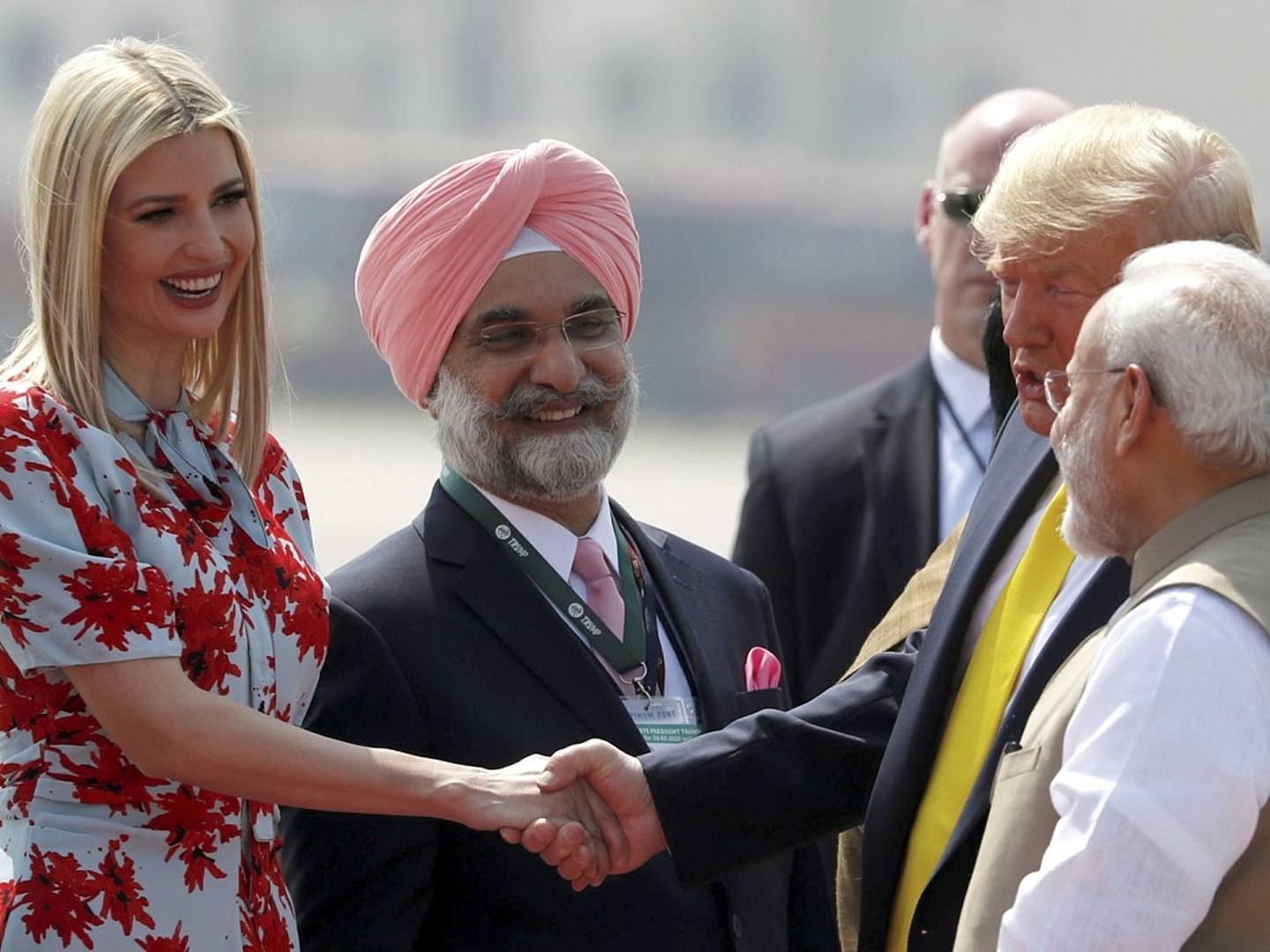 2月24日，特朗普和莫迪在印度艾哈迈达巴德的帕特尔国际机场迎接美国白宫高级顾问、特朗普女儿伊万卡（左）。（Reuters）