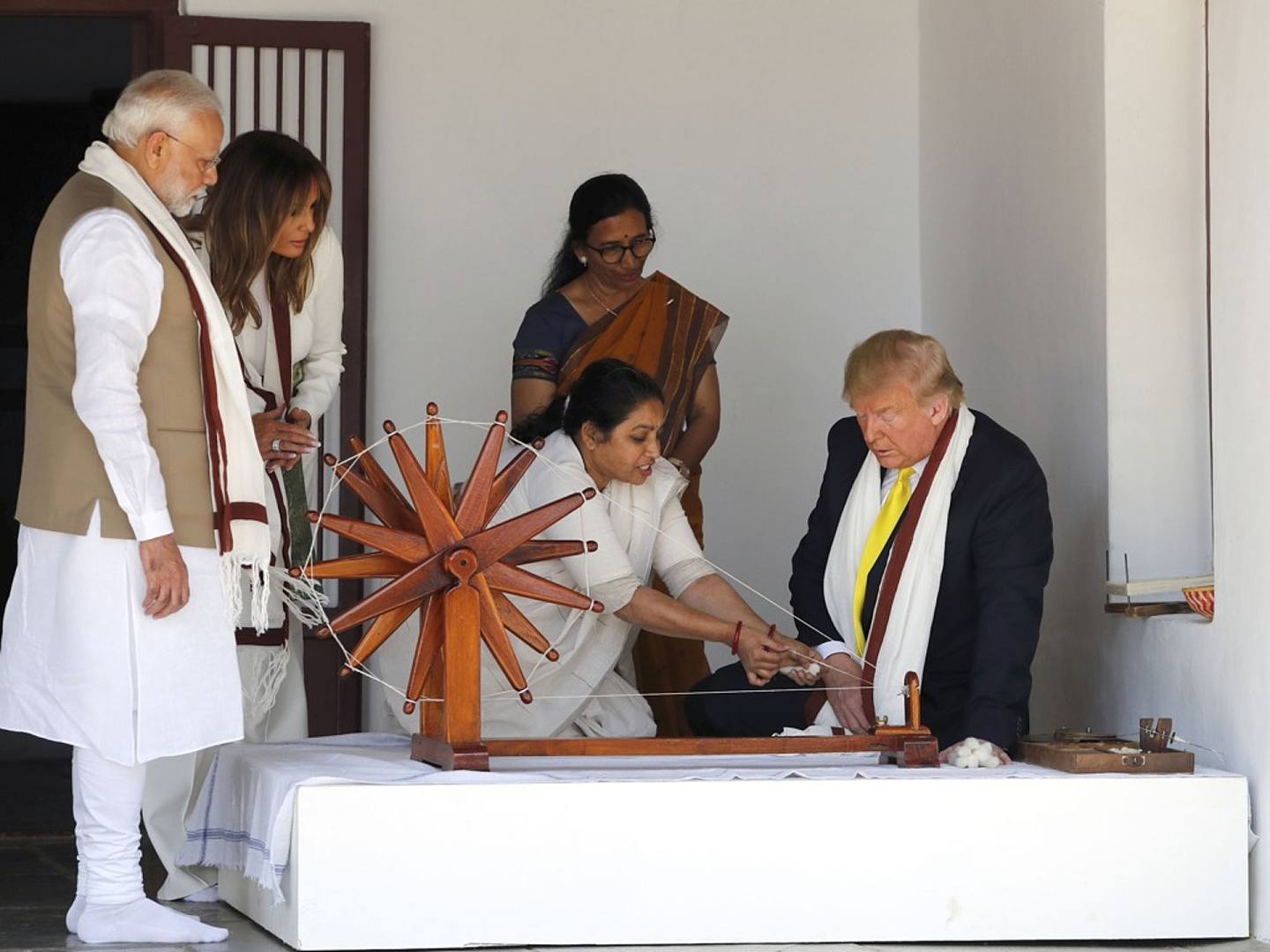 2月24日，特朗普、梅拉尼娅和莫迪在印度艾哈迈达巴德参观甘地道场。（Reuters）