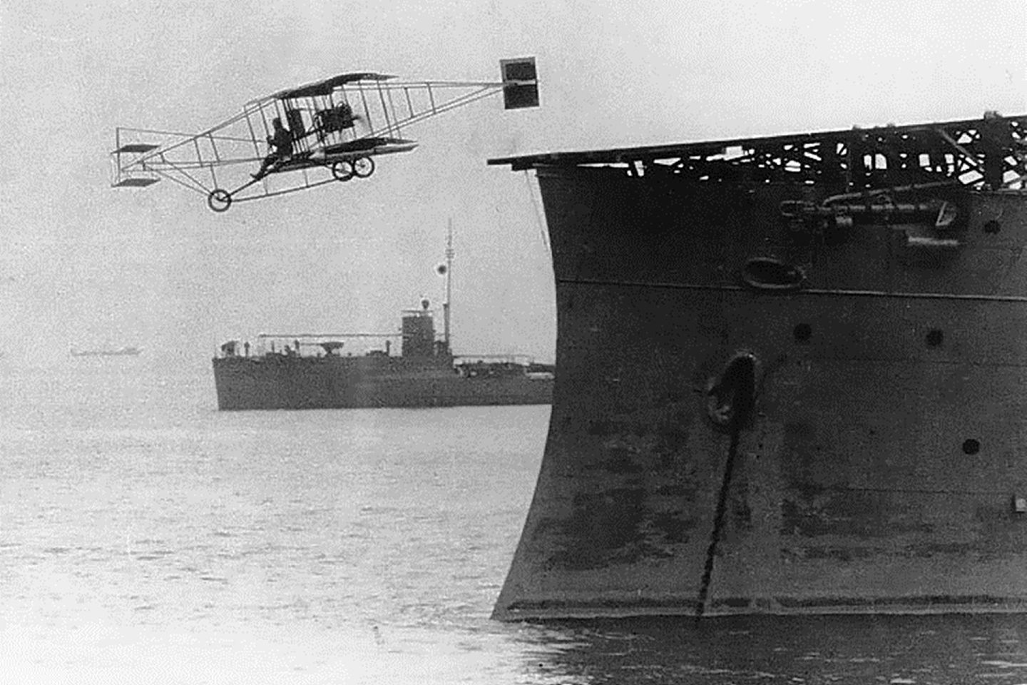 1910年11月14日，美国海军飞行员尤金•伊利驾驶单人双翼机从轻巡洋舰“伯明翰号”（USS Birmingham）上起飞，并成功降落在附近海滩，缔造人类史上首次舰载机成功试飞的纪录。（维基百科公有领域）
