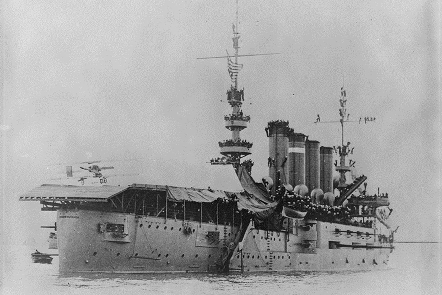 1911年1月18日，美国海军飞行员尤金•伊利驾驶飞机降落在旧金山湾的“宾夕法尼亚号”装甲巡洋舰（USS Pennsylvania）上。（维基百科公有领域）
