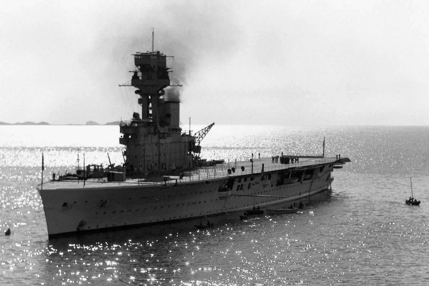早于日军凤翔号动工建造，却比凤翔号晚完工的英国海军“竞技神号”航母（HMS Hermes）。图为1931年停泊在中国烟台芝罘的英军航母“竞技神号”。（维基百科公有领域）