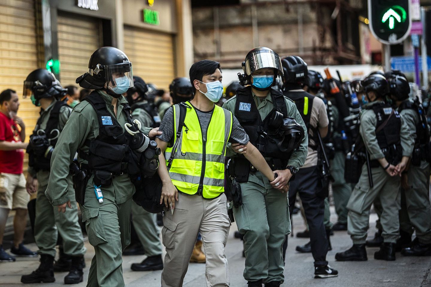2020年6月28日，香港一些民众举行反对“港版国安法”的抗议活动，警方逮捕了一名男子，并将他带到附近的一辆巴士上。（ AFP）