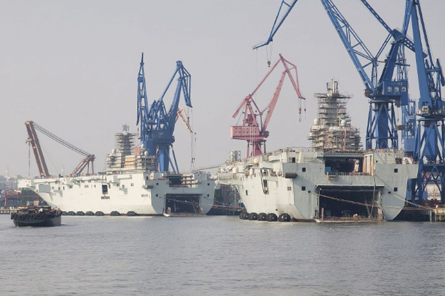 大陆解放军批量建造075型两栖攻击舰，被指用于武统台湾的作战行动中去。（鼎盛军事）