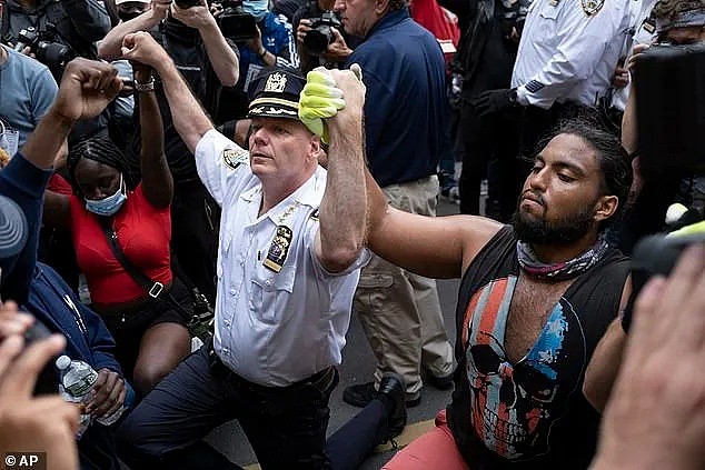 纽约总警司被打爆头，游行暴力升级，市长一声不吭（组图） - 3