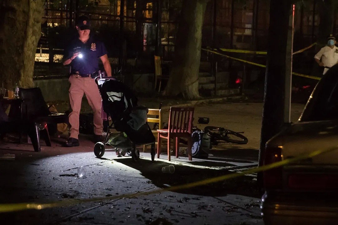 恐怖！纽约街头发生连环枪击案，枪手驾车扫射，14分钟5人中弹，1岁婴儿枪口下死亡 - 17