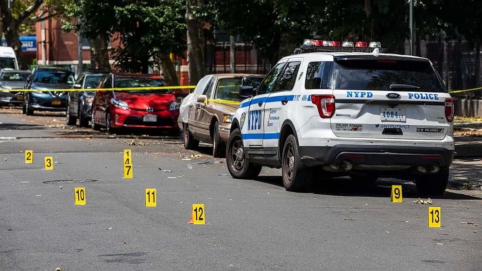 恐怖！纽约街头发生连环枪击案，枪手驾车扫射，14分钟5人中弹，1岁婴儿枪口下死亡 - 18