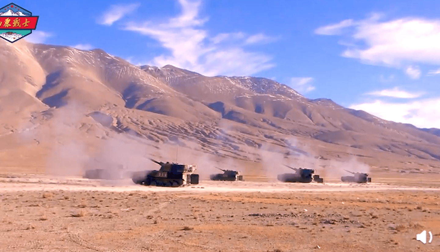 西藏军区官方微博7月1日开通，首条视频引发关注，其中包括西藏军区在高原进行多型火炮实弹射击演练的高清画面。（微博@高原战士）