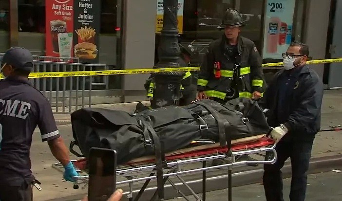 地狱纽约：餐厅楼顶惊现男尸，多名枪手街头扫射Uber乘客...黑人也怕了，上街挺警游行！（组图） - 3