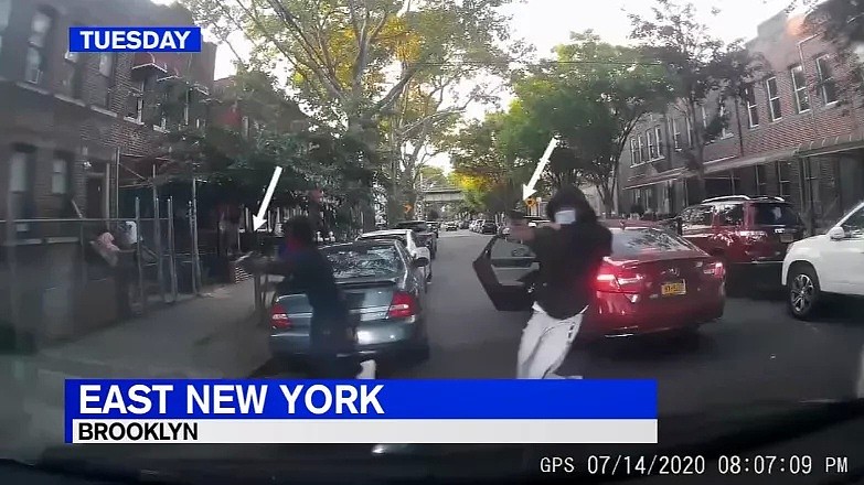 地狱纽约：餐厅楼顶惊现男尸，多名枪手街头扫射Uber乘客...黑人也怕了，上街挺警游行！（组图） - 5