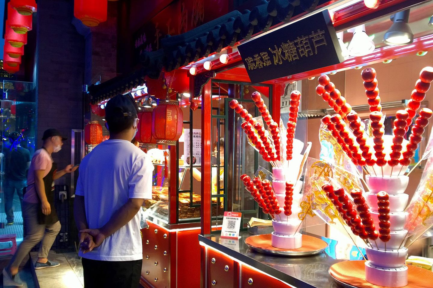 中国政府正在想方设法刺激居民消费。图为6月6日北京市启动全城消费季。（人民视觉）