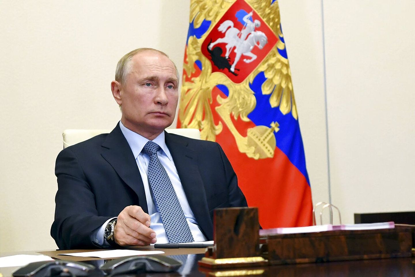 图为6月19日俄罗斯总统普京在莫斯科的官邸出席视频会议。（AP）