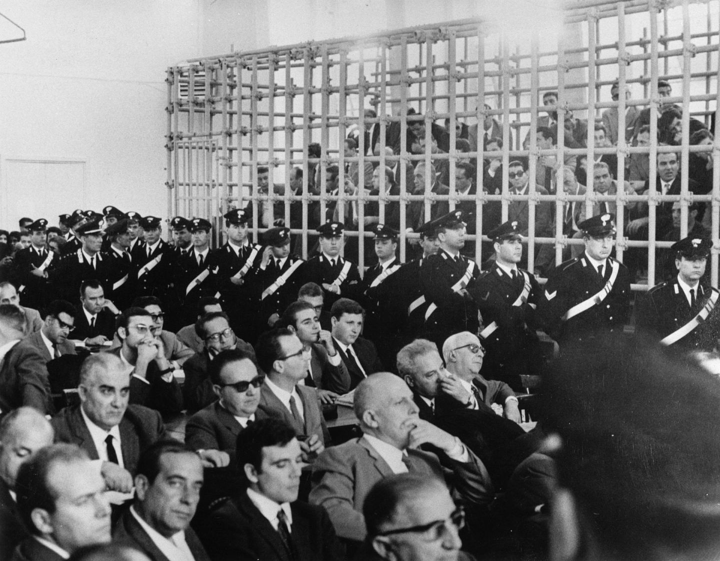 1967年10月，152位意大利黑手党成员被关在法庭的一个牢笼里，等候审判。（GettyImages）