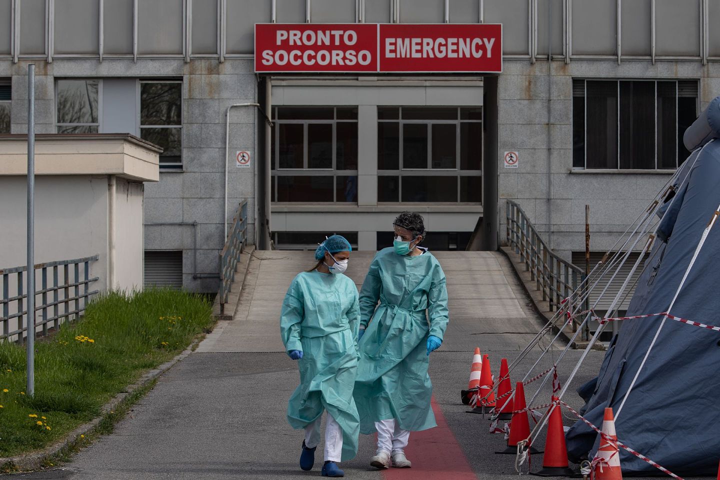 3月20日，两位护士在米兰的一家医院急救室外。此时的意大利正处于全国性封锁之中。（GettyImages）