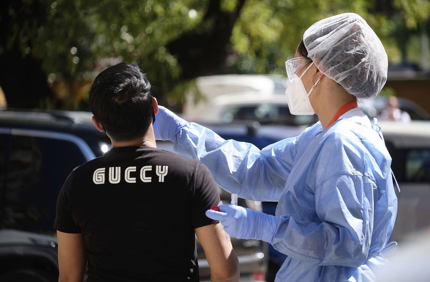 7月6日，在意大利首都罗马，一位医护人员在为民众采集样本进行病毒检测。（GettyImages）