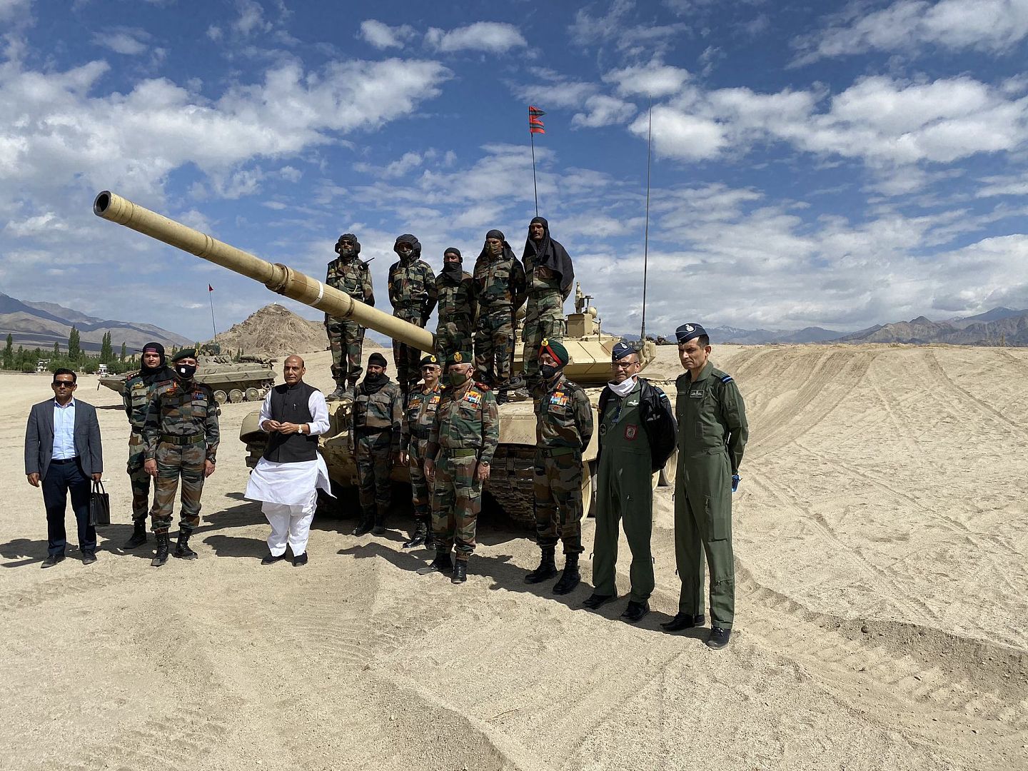 在边境局势逐步缓和之际，辛格访问前线，似乎是在向中国传递强硬信号。（Twitter@DefenceMinIndia）