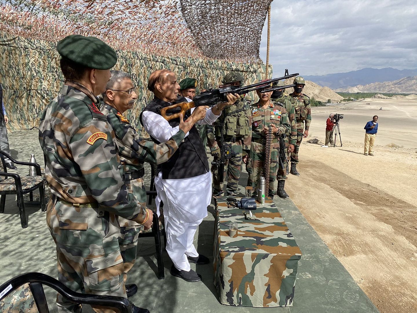 辛革还亲自端起枪来演练，展示强硬作风。（Twitter@DefenceMinIndia）
