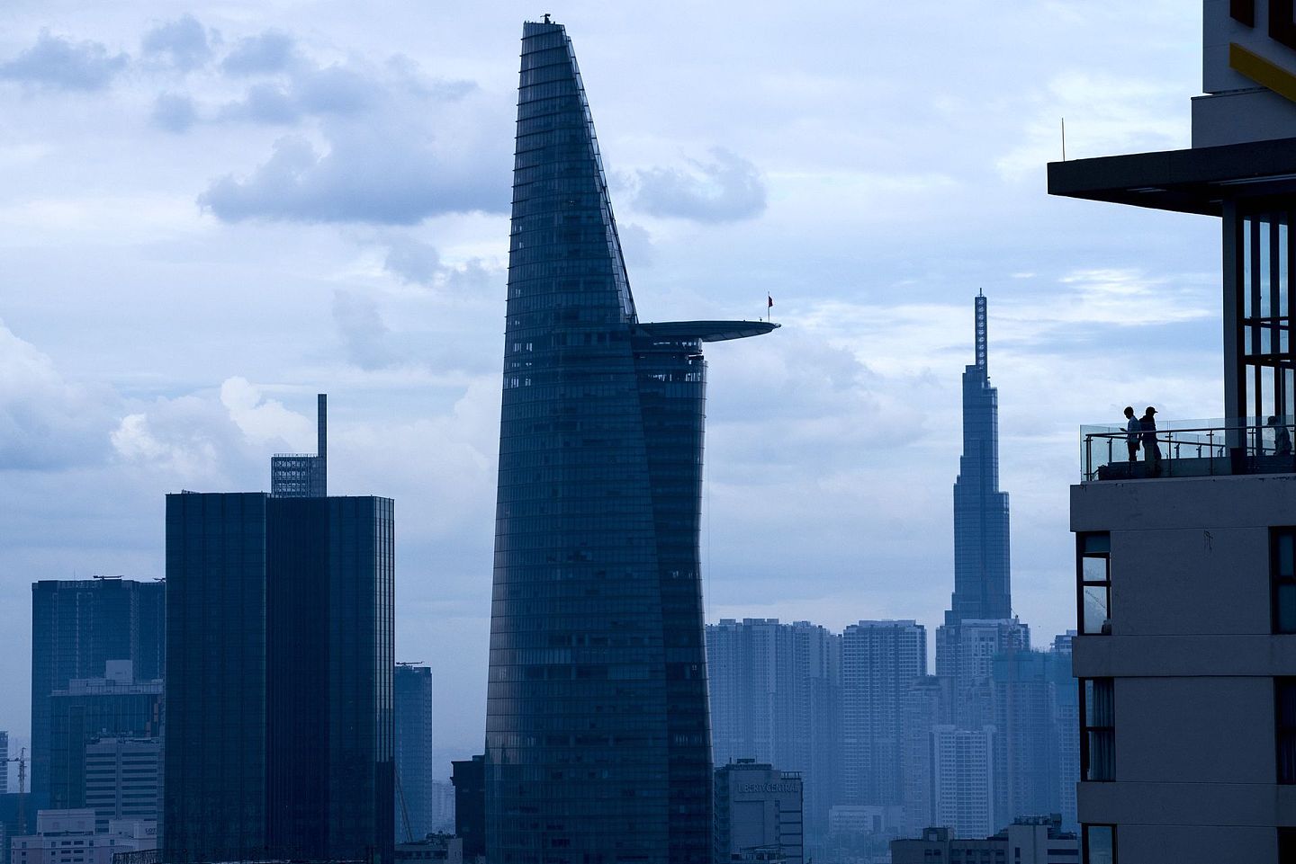 当地时间2018年12月24日，越南胡志明市，越南第一高楼，也是整个东南亚的第一高楼--81地标塔，近处是越南第四高楼--金融塔，随着越南经济的高速发展，对极具象征意义的高楼大厦也越发狂热起来。 （视觉中国）