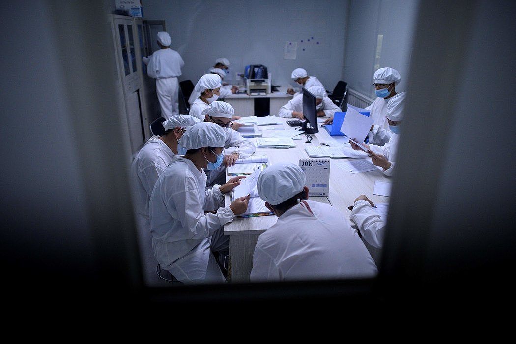 上个月，中国沈阳一个实验室的一组研究人员正在研制一种疫苗。