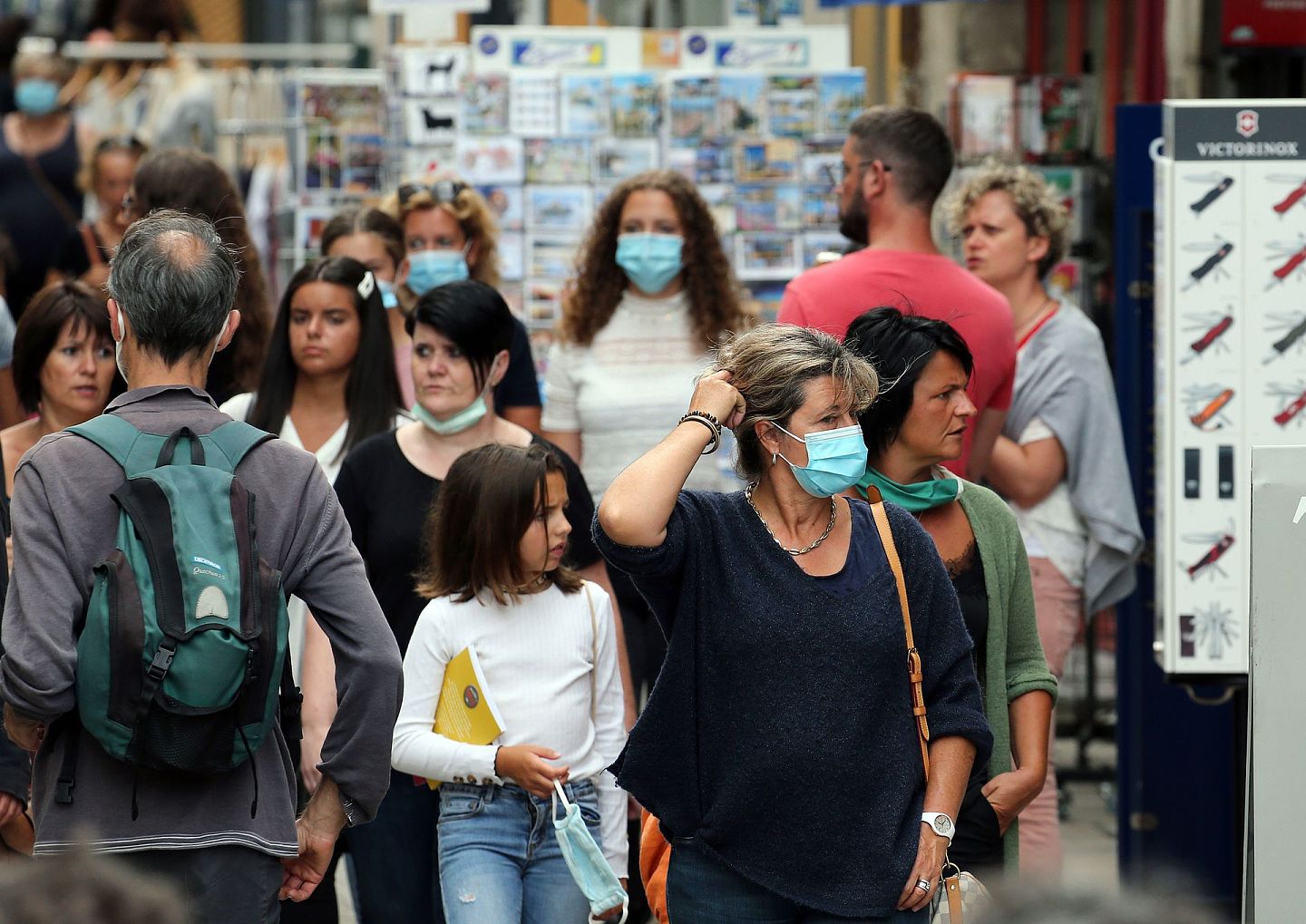 法国新冠肺炎疫情：图为7月16日人们在巴纳约的街道上行走。法国迄今仍未强制所有人在公共场所戴口罩，但新措施会在下周开始。（AP）