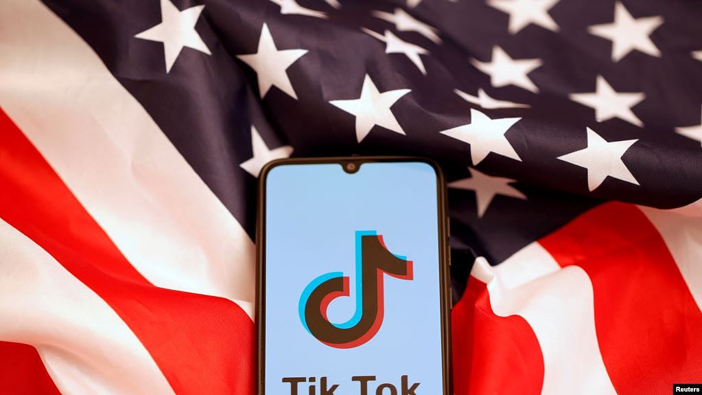 资料照： 美国国旗和手机上显示的Tiktok标识
